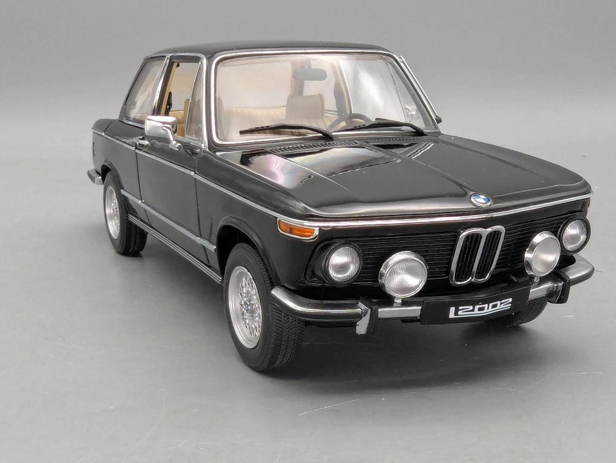 Modellautos 1:18 AUTOart Millenium 70503 BMW 2002 L Black mit OVP