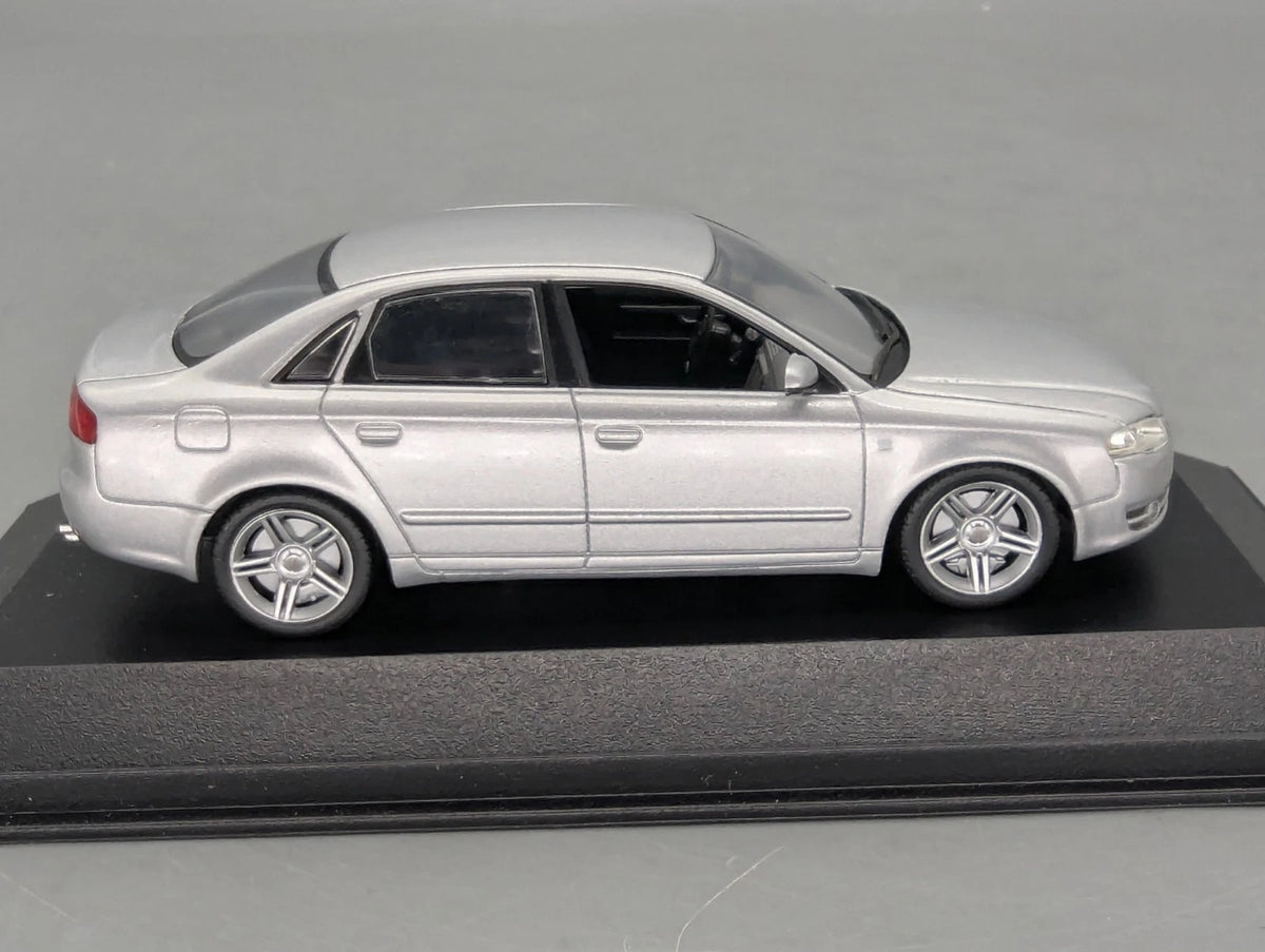 Modellautos 1:43 Minichamps Audi A4 B7 Avus Silber Metallic mit Dealer OVP