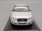 Modellautos 1:43 Minichamps Audi A4  3.2 Quattro 6-Gang Eissilber mit Dealer OVP