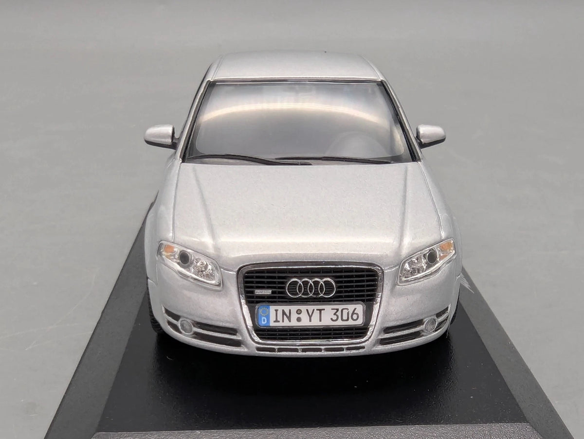 Modellautos 1:43 Minichamps Audi A4  3.2 Quattro 6-Gang Eissilber mit Dealer OVP