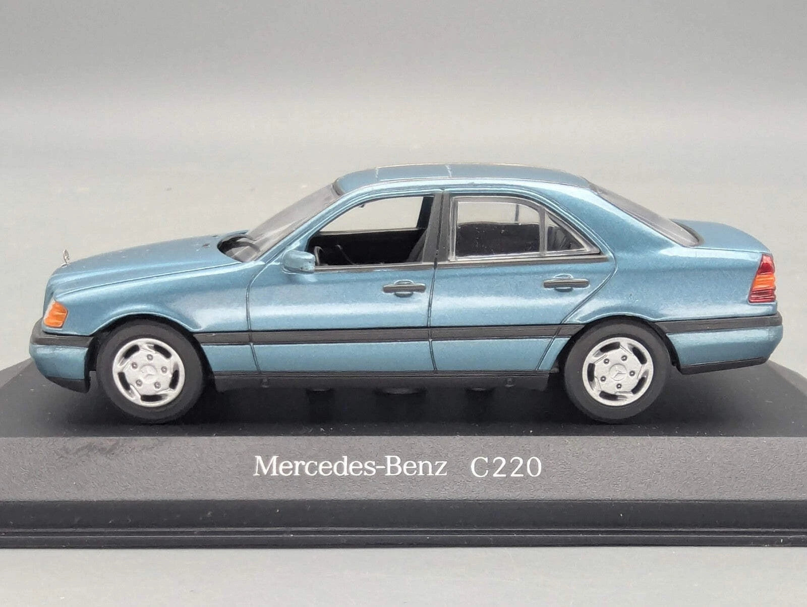 Modellautos 1:43 Minichamps Mercedes Benz C220 Hellblau Metallic mit Dealer OVP