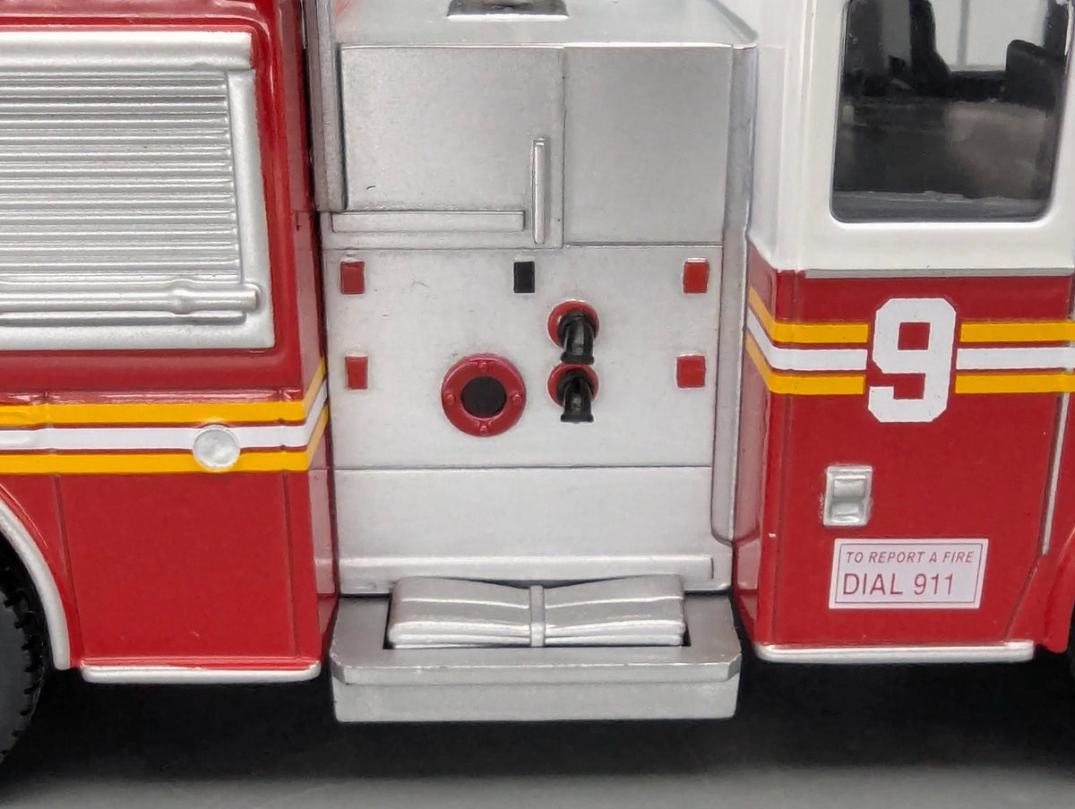 Modellautos 1:43 vermtl. Ixo Seagrave Marauder II Feuerwehr New York in Vitrine