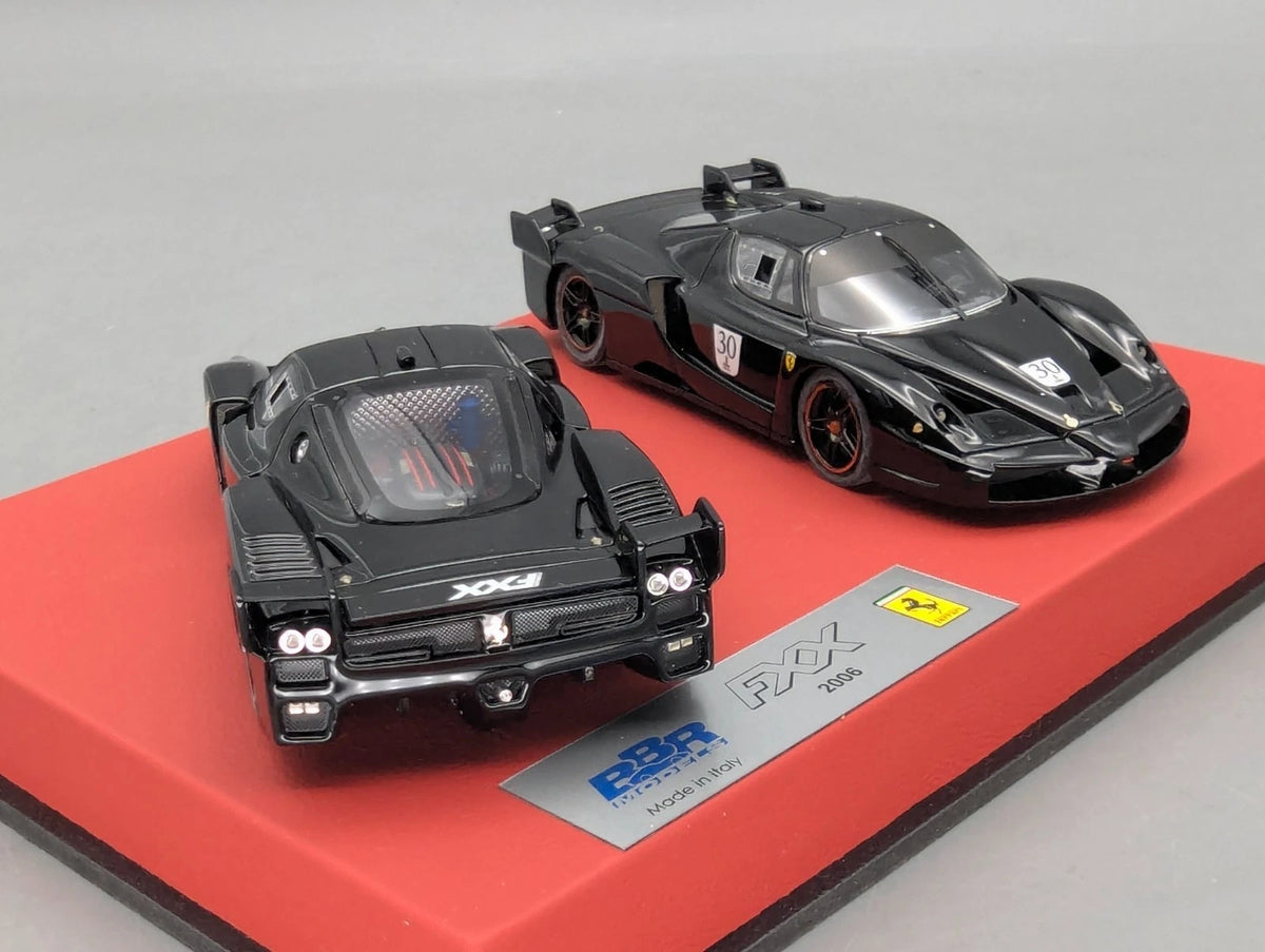 Modellautos 1:43 BBR  Ferrari FXX 2006 2-tlg Set Medium Size Base Vitrine OVP