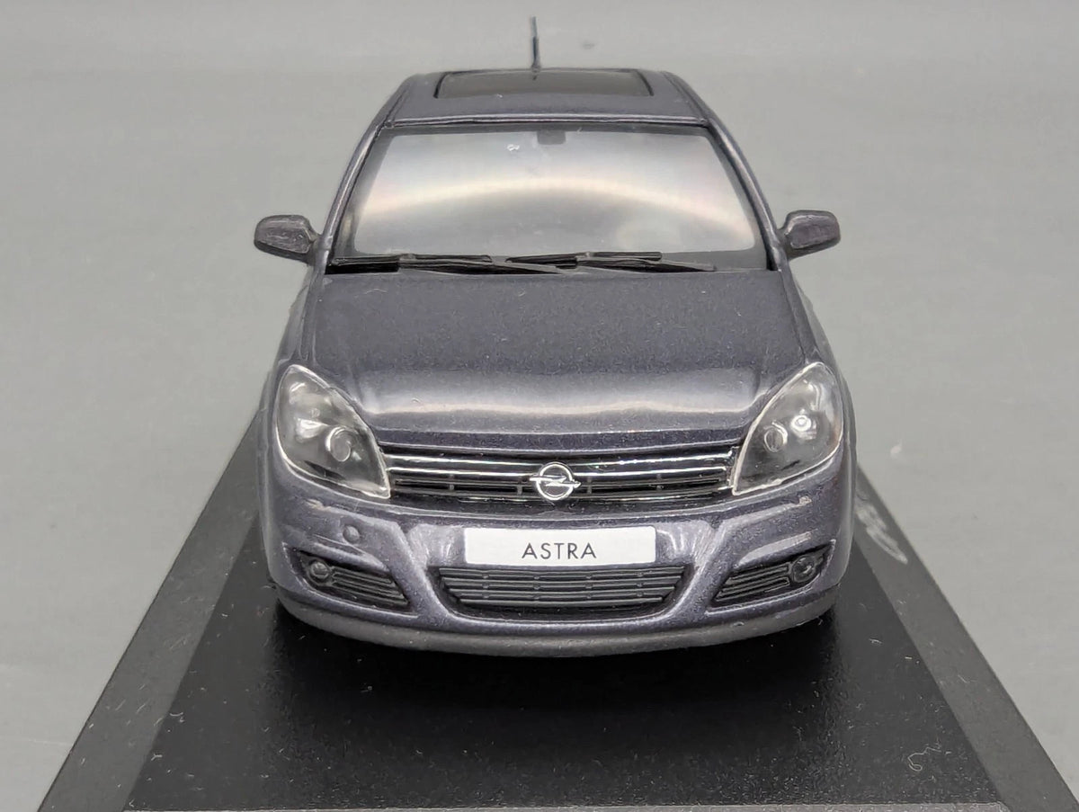 Modellautos 1:43 Minichamps Opel Astra Blau Grau Metallic mit Dealer OVP