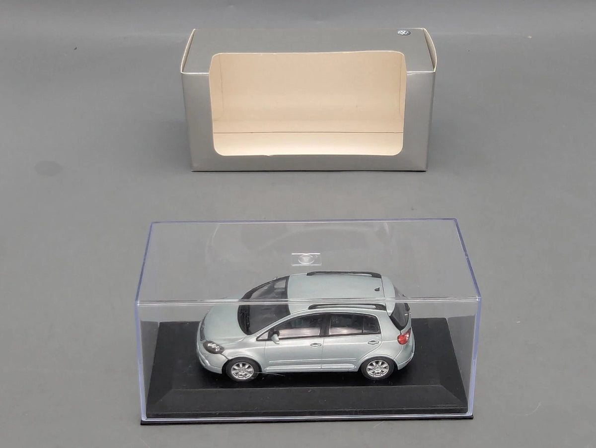 Modellautos 1:43 Minichamps Volkswagen VW Golf Plus Comfortline mit Dealer OVP
