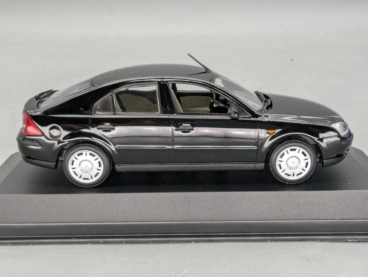 Modellautos 1:43 Minichamps Ford Mondeo Schwarz mit Dealer OVP
