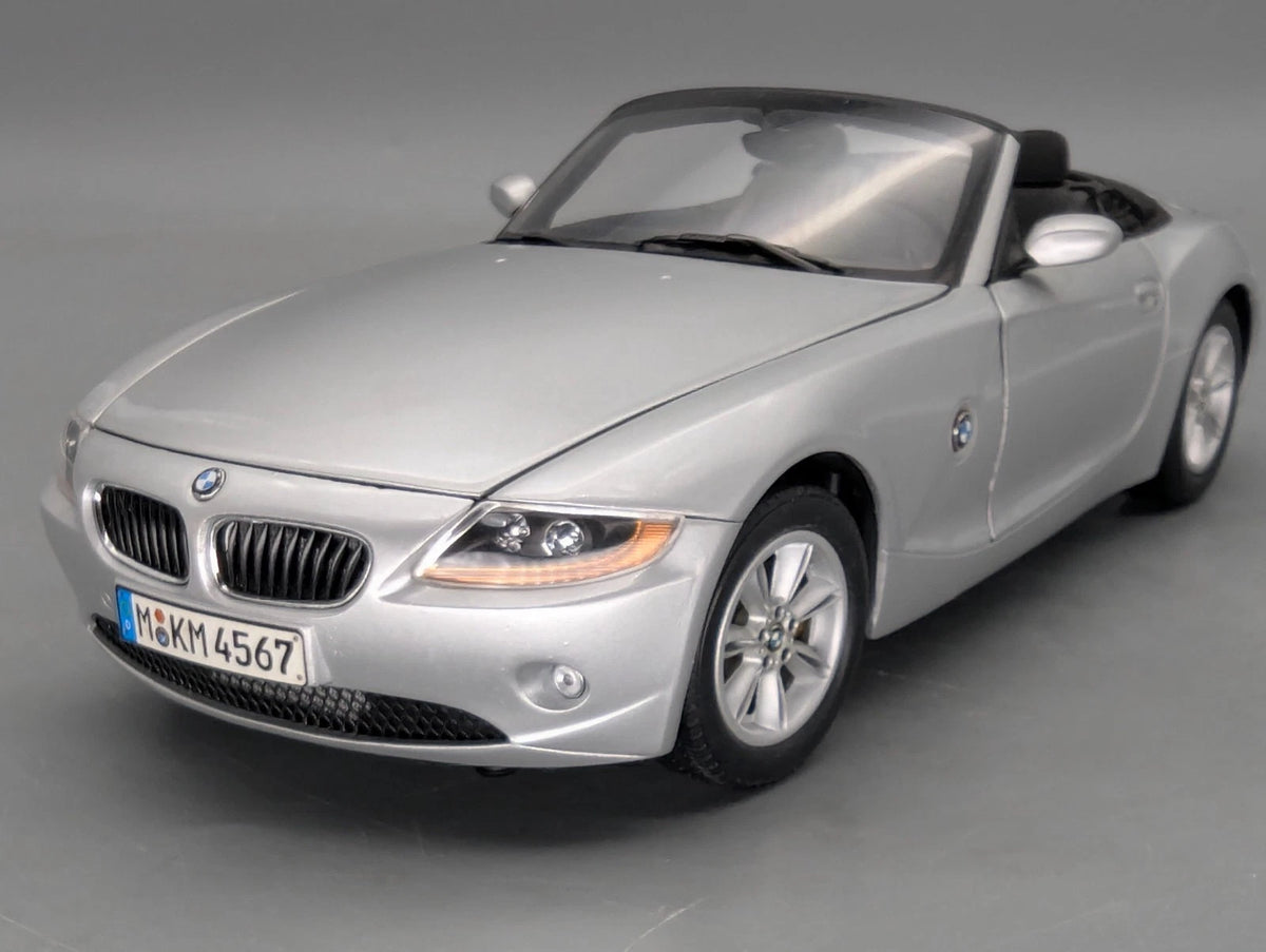 Modellautos 1:18 Kyosho BMW Z4 Cabriolet Silber