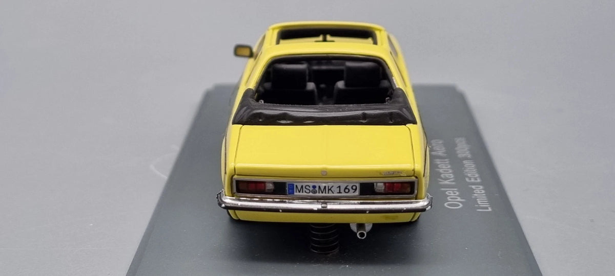 Modellautos 1:43 Neo Scale Models Opel Kadett Aero gelb Ltd 1/300 Vitrine