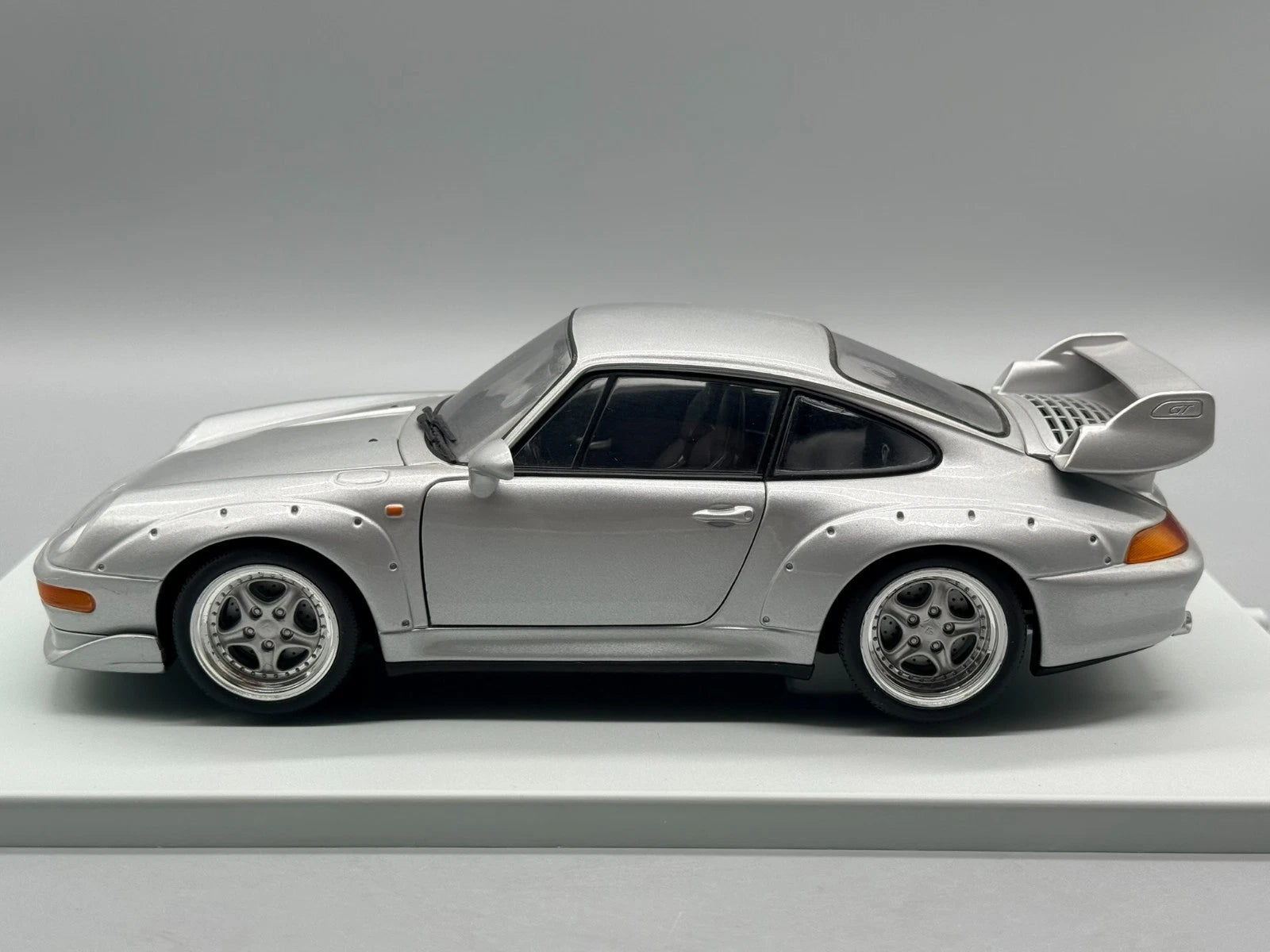 Modellautos 1:18 UT Models Porsche 911 GT2 Silber mit OVP