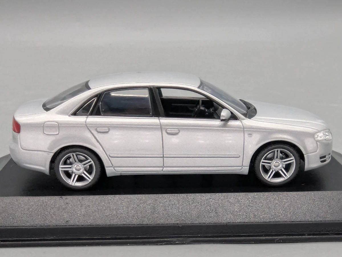 Modellautos 1:43 Minichamps Audi A4  3.2 Quattro 6-Gang Eissilber mit Dealer OVP