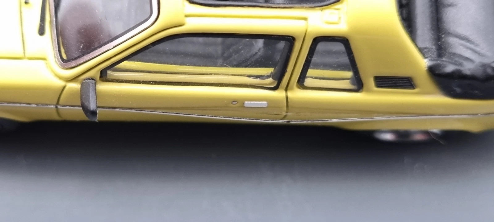 Modellautos 1:43 Neo Scale Models Opel Kadett Aero gelb Ltd 1/300 Vitrine