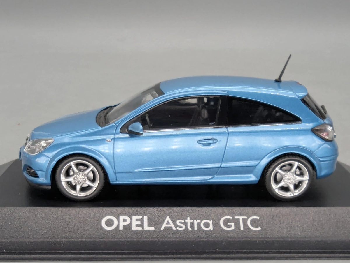 Modellautos 1:43 Minichamps Opel Astra GTC Blau Metallic mit Dealer OVP