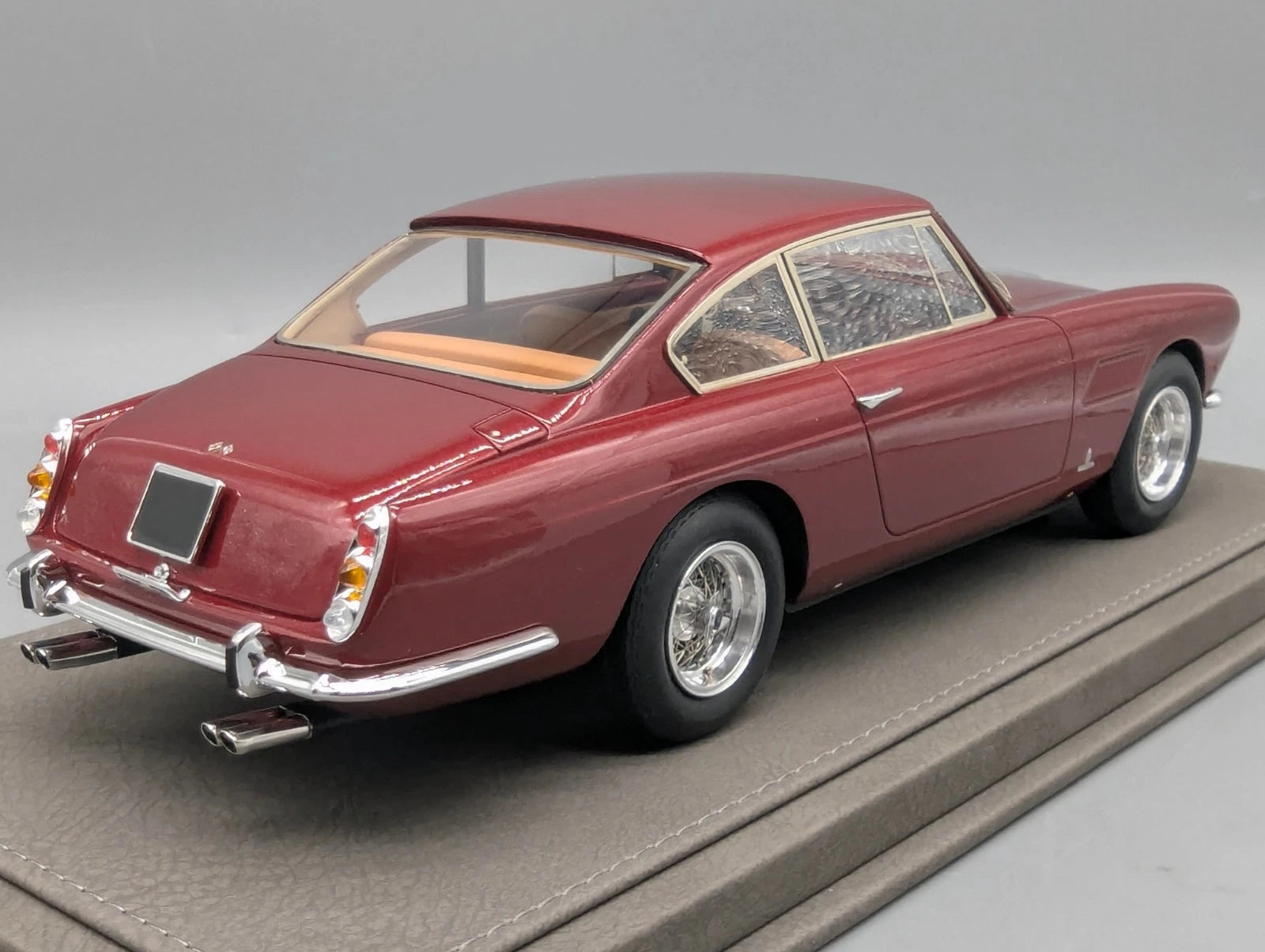 Modellautos 1:18 BBR Ferrari 250 GTE 2+2 1960 Ltd 01/63 Lederplatte Vitrine OVP