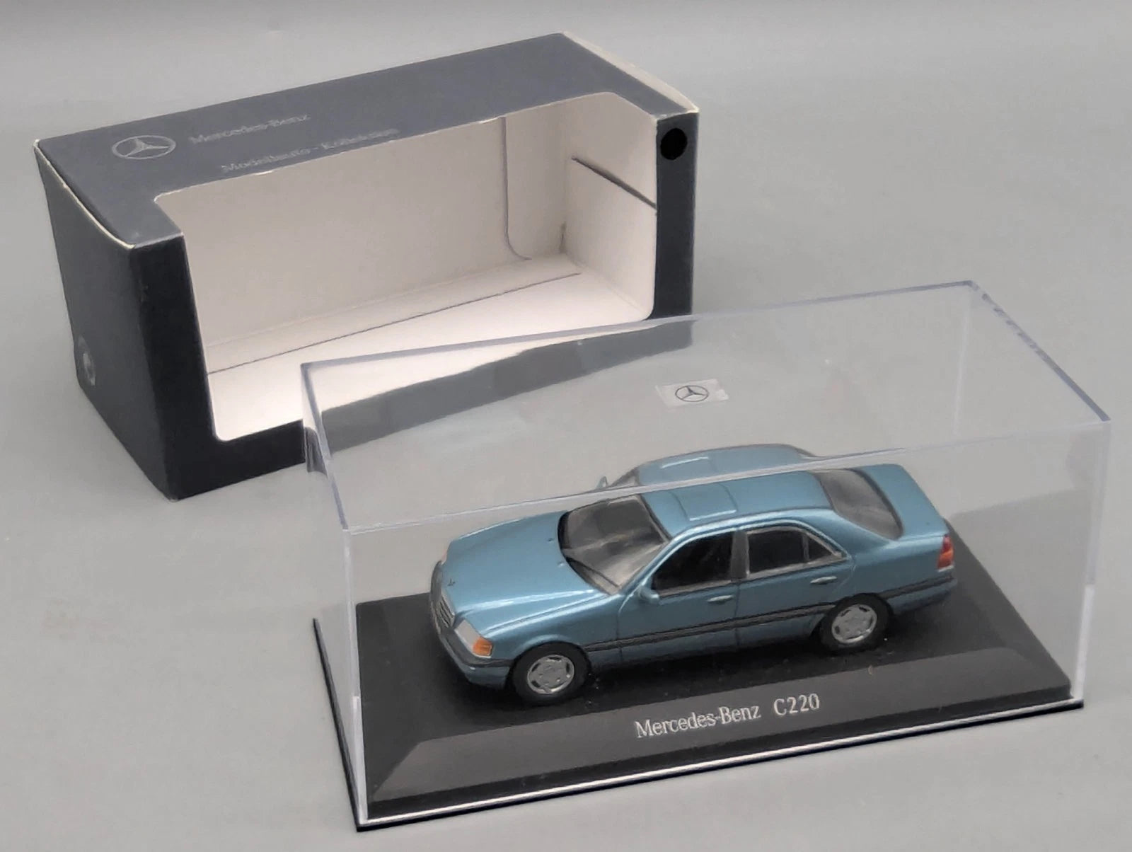 Modellautos 1:43 Minichamps Mercedes Benz C 220 Petrol Metallic mit Dealer OVP