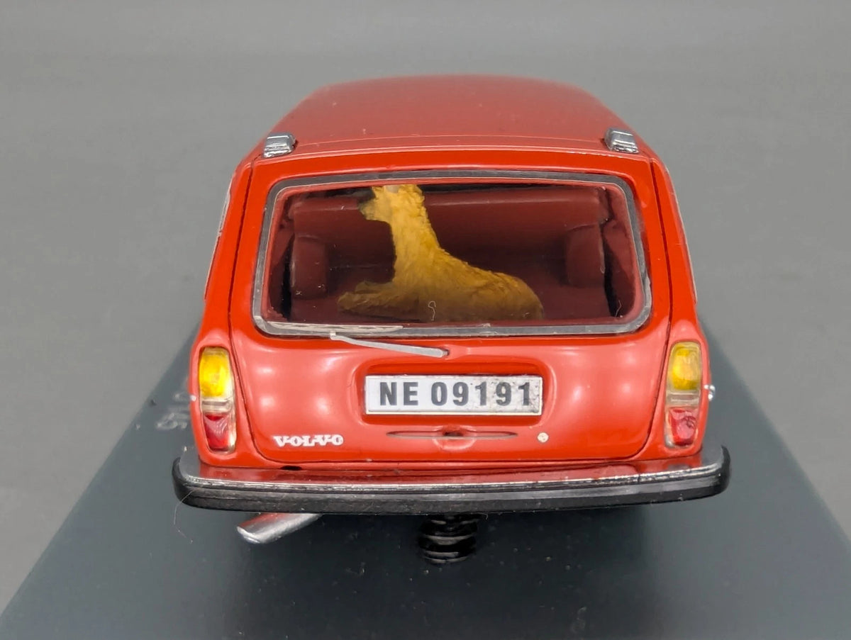 Modellautos 1:43 Neo Scale Models Volvo 145 Orange mit Hund mit Vitrine