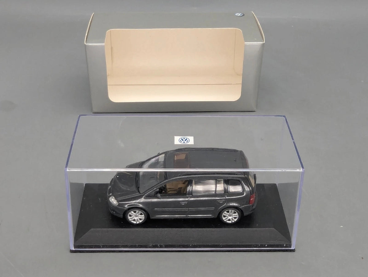Modellautos 1:43 Minichamps Volkswagen VW Touran 1T 2003 Platingrau Dealer OVP