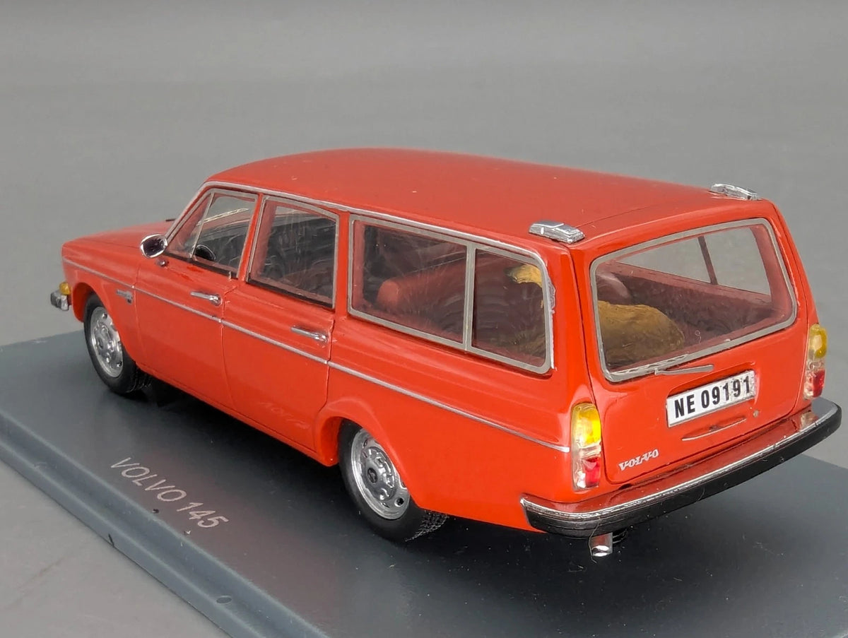 Modellautos 1:43 Neo Scale Models Volvo 145 Orange mit Hund mit Vitrine