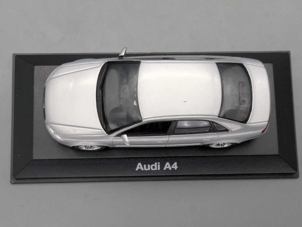 Modellautos 1:43 Minichamps Audi A4  3.2 Quattro 6-Gang Eissilber mit Dealer OVP