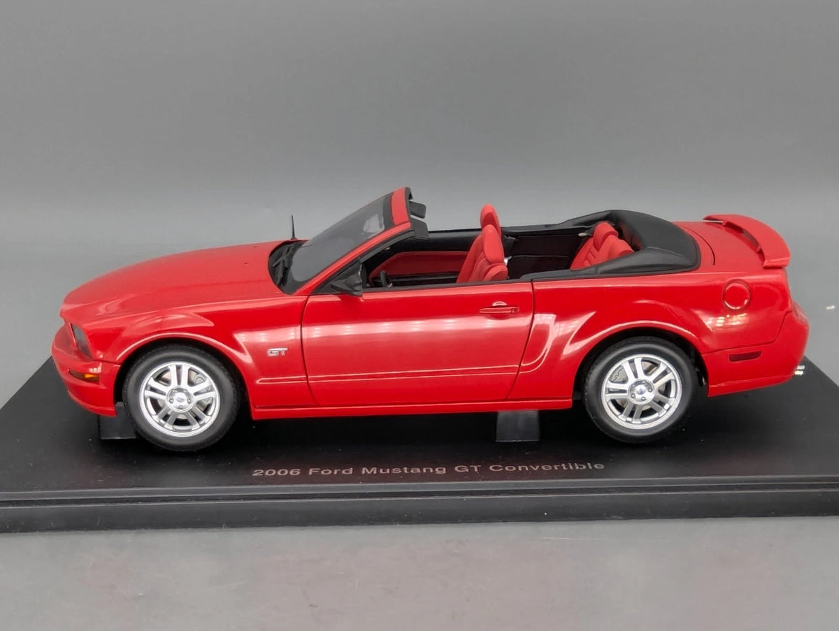 Modellautos 1:18 Autoart 73061 Ford Mustang GT Convertible 2006 Rot mit OVP