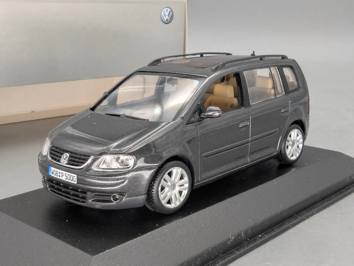 Modellautos 1:43 Minichamps Volkswagen VW Touran 1T 2003 Platingrau Dealer OVP