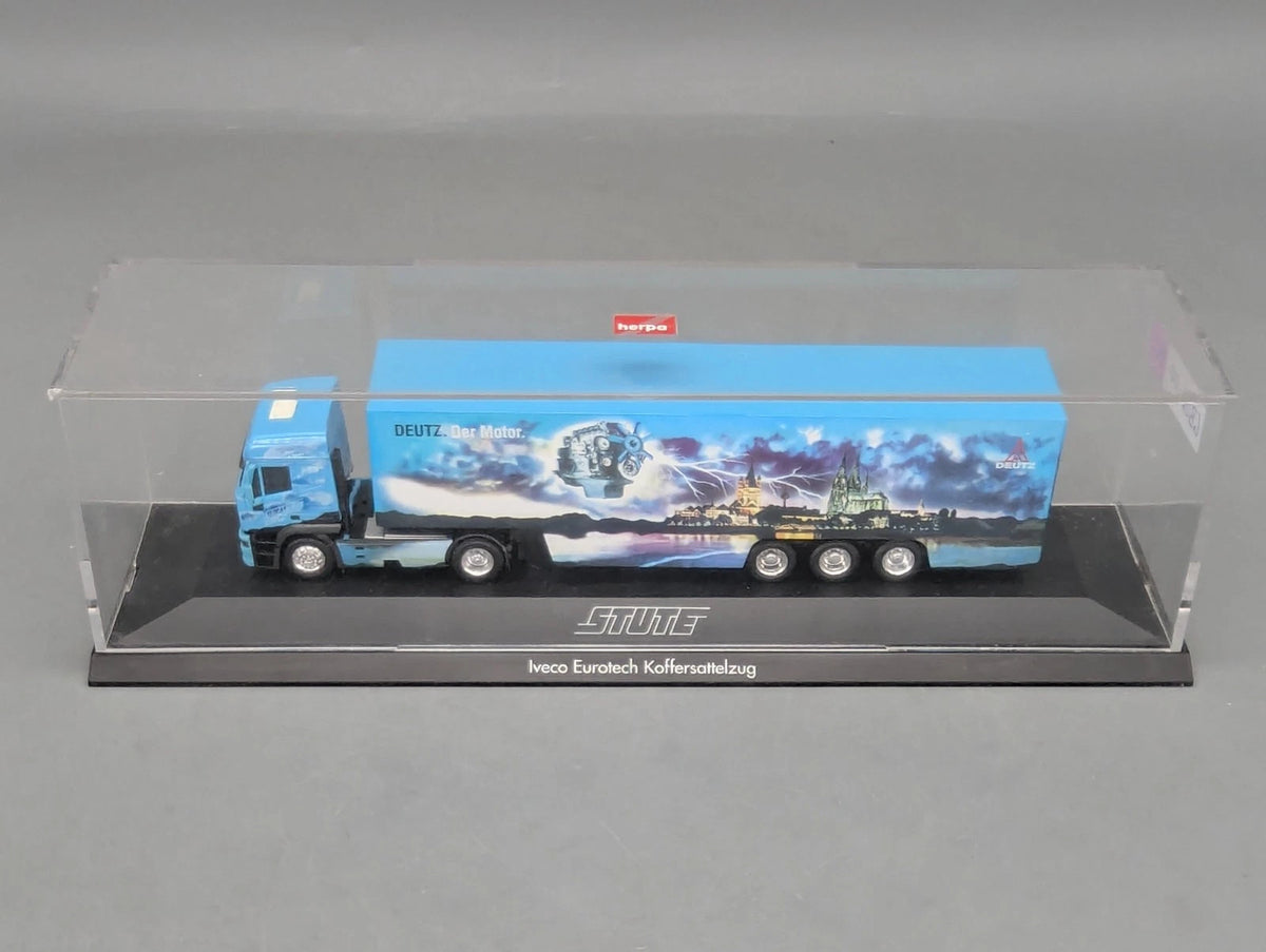 Lkw Modell 1:87 Herpa Iveco Eurotech Koffersattelzug Deutz Stute mit Vitrine