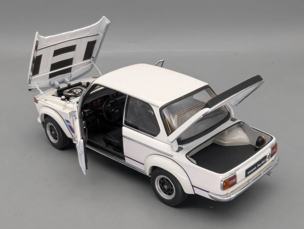 Modellautos 1:18 AUTOart Millenium 70501 BMW 2002 Turbo White mit OVP