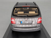 Modellautos 1:43 Minichamps Volkswagen VW Touran 1T 2003 Platingrau Dealer OVP