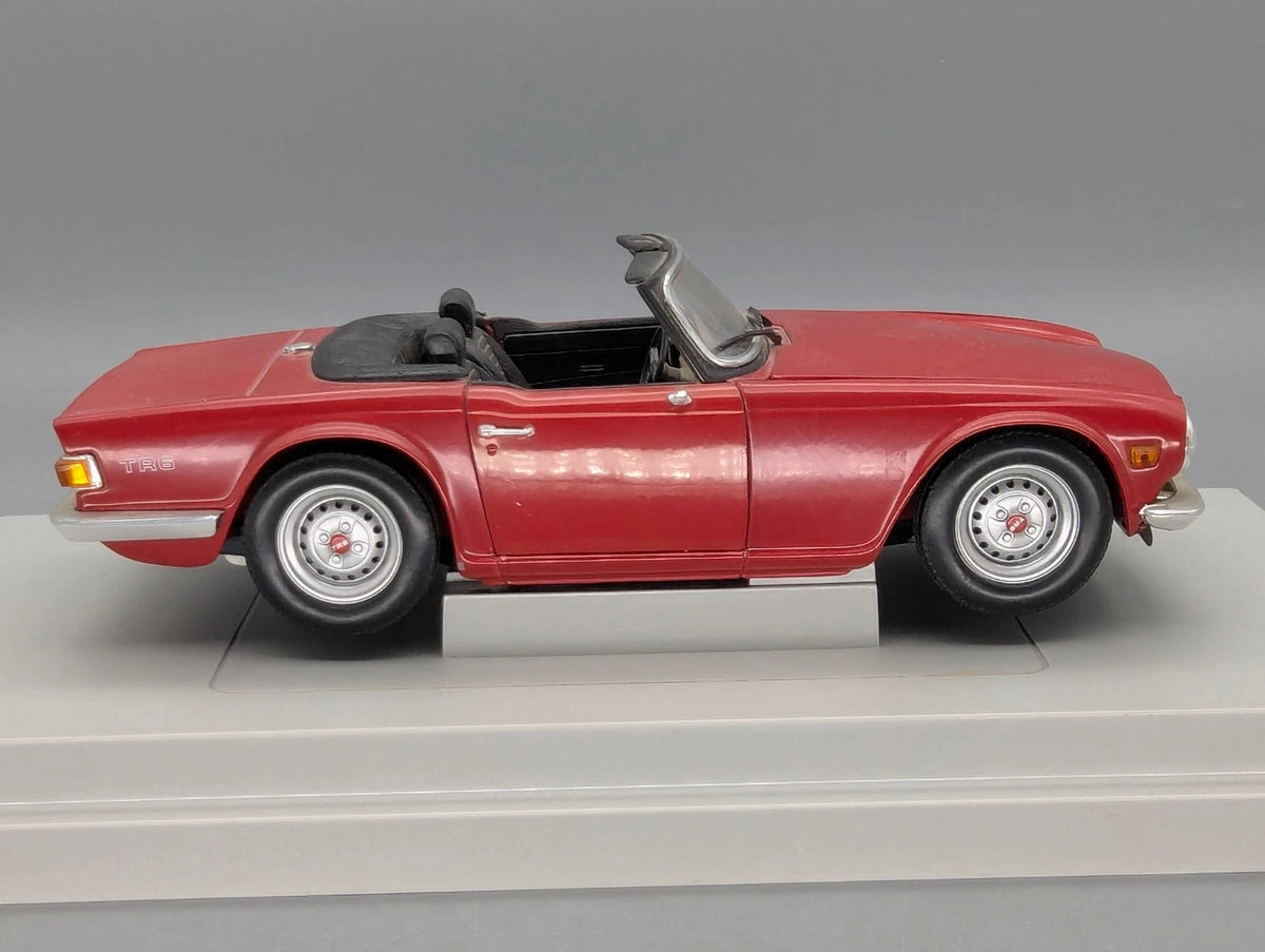 Modellautos 1:18 Britains Ertl Triumph TR6  Rot mit OVP