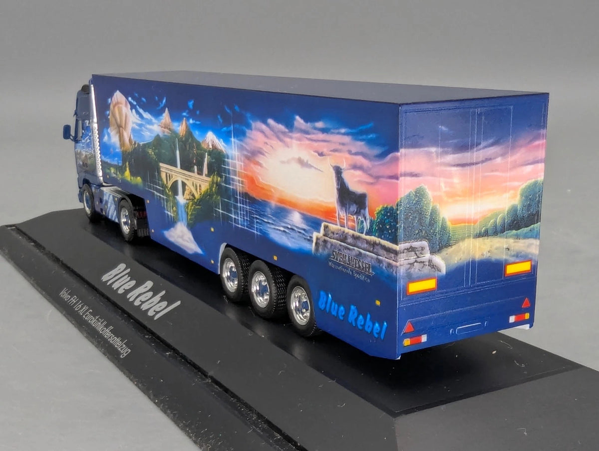 Lkw Modell 1:87 Herpa Volvo FH 16 XL Euro-KK-SZ Blue Rebel mit Vitrine