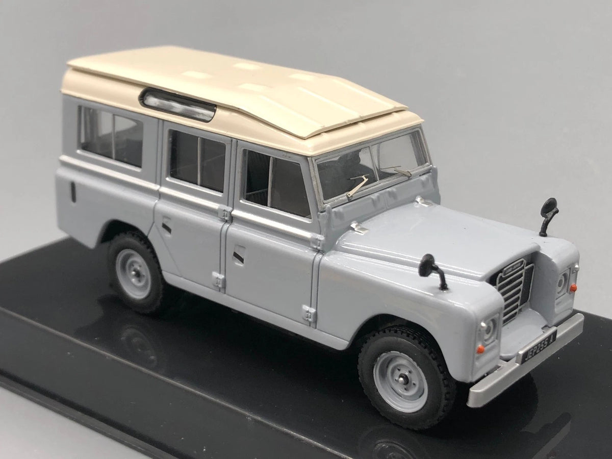 Modellautos 1:43 IXO Land Rover Series III 109 Station Wagon in Vitrine