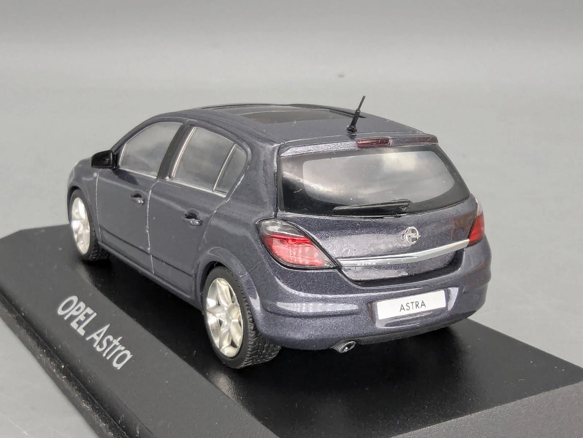 Modellautos 1:43 Minichamps Opel Astra Blau Grau Metallic mit Dealer OVP