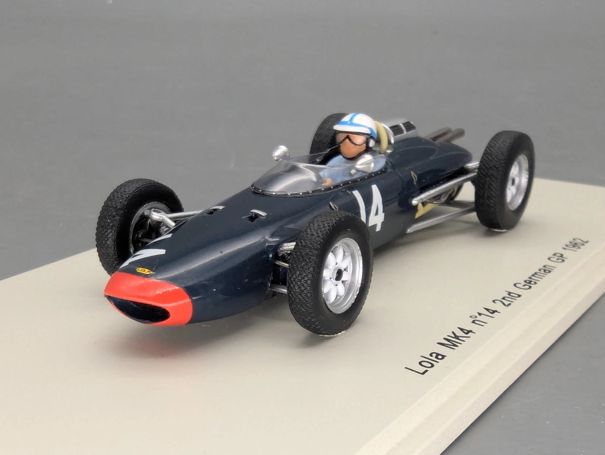 Modellautos 1:43 Spark S1815 Lola MK4 2nd German GP 1962 #14 Surtees Vitrine