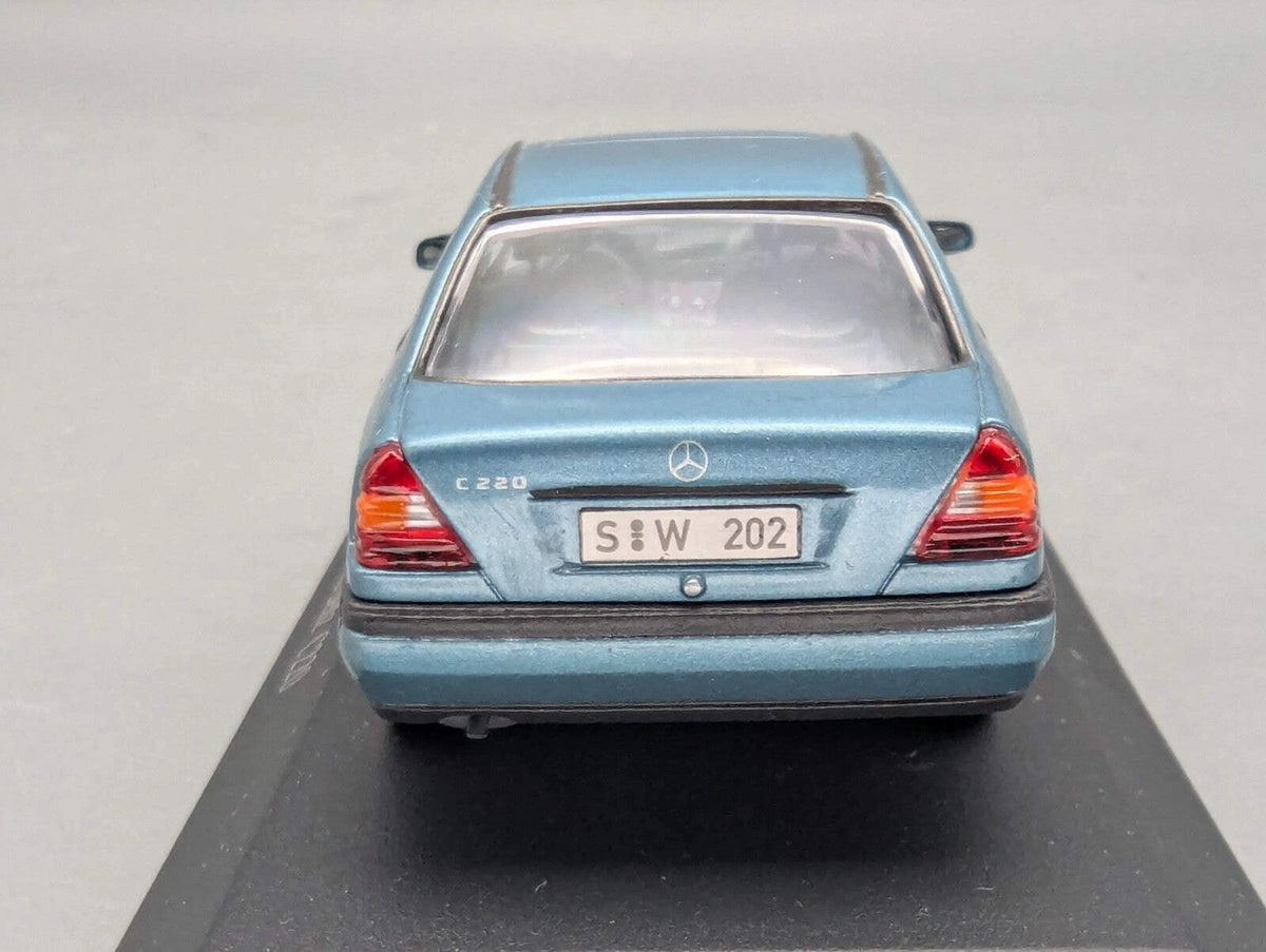 Modellautos 1:43 Minichamps Mercedes Benz C220 Hellblau Metallic mit Dealer OVP