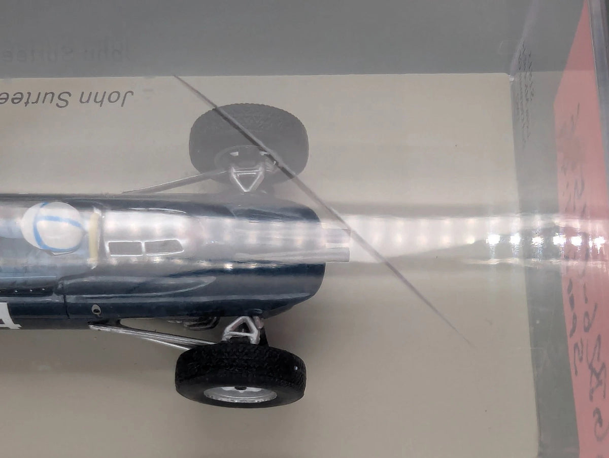 Modellautos 1:43 Spark S1815 Lola MK4 2nd German GP 1962 #14 Surtees Vitrine