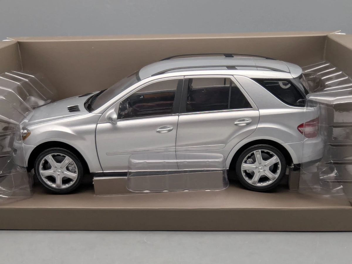 Modellautos 1:18 Minichamps Mercedes-Benz M-Klasse Iridium Silber mit Dealer OVP