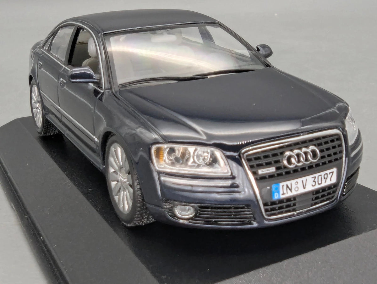 Modellautos 1:43 Minichamps Audi A8 Nachtblau mit Dealer OVP