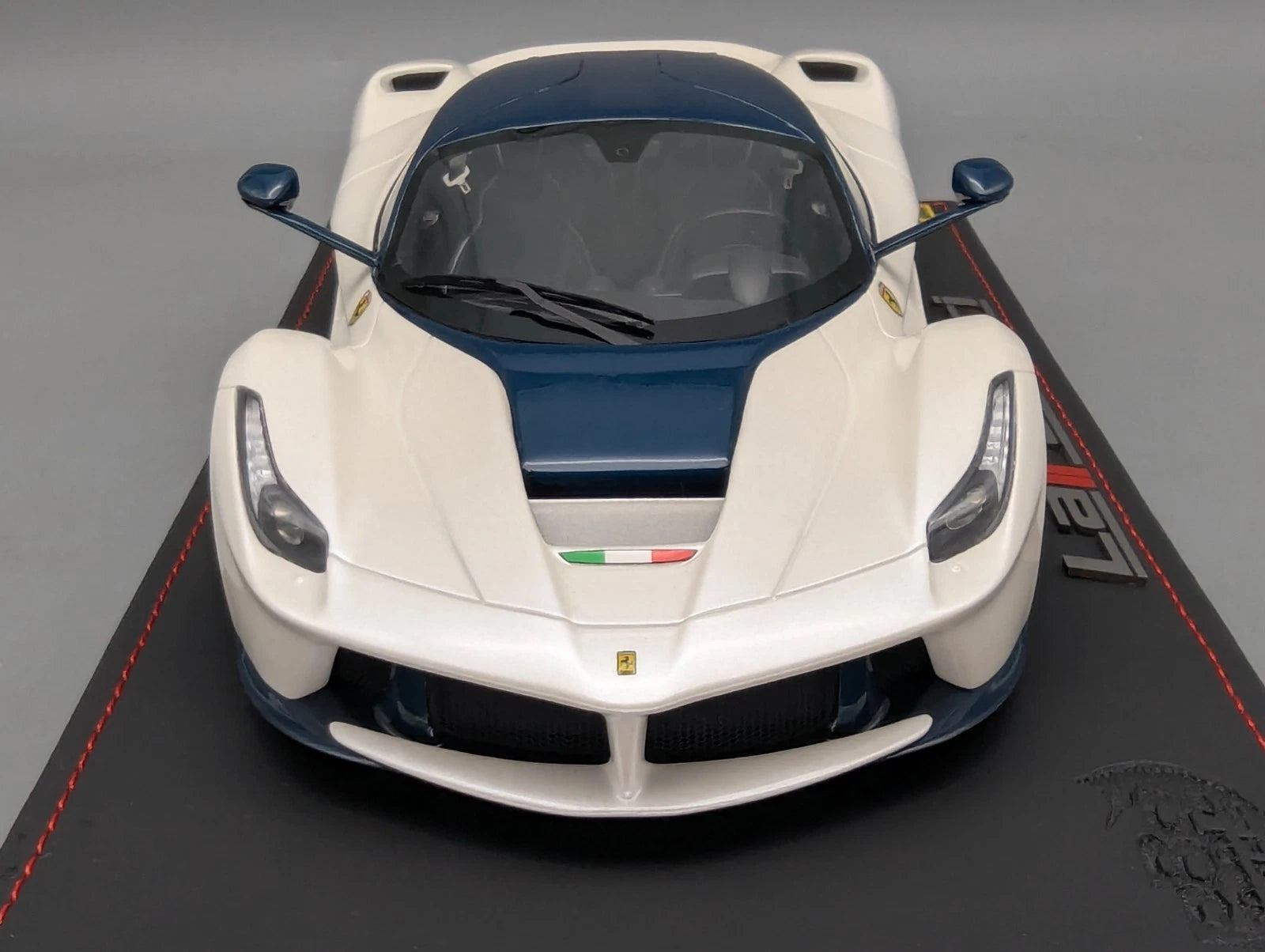 Modellautos 1:18 BBR Ferrari LaFerrari Italian White Ltd 12/20 mit Vitrine OVP
