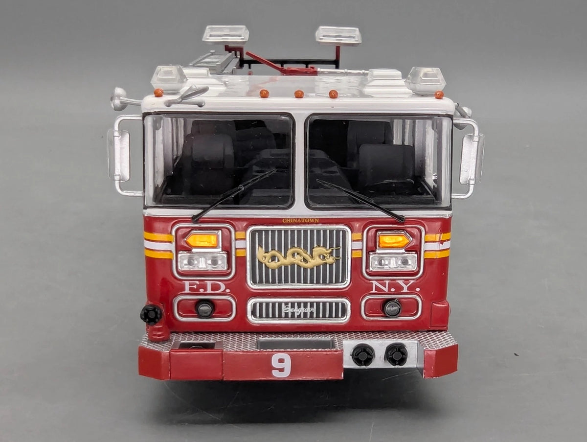 Modellautos 1:43 vermtl. Ixo Seagrave Marauder II Feuerwehr New York in Vitrine