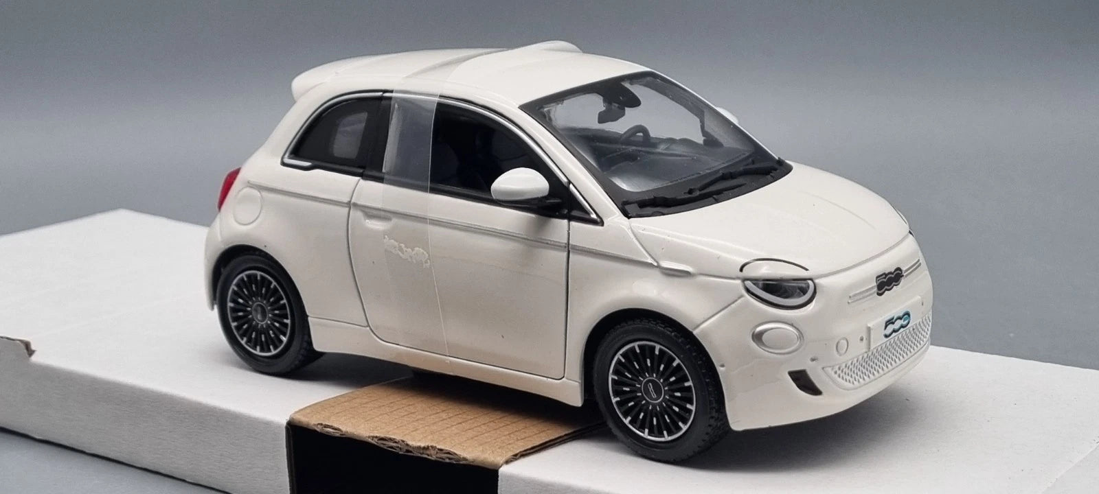 Modellautos 1:24 Bburago Fiat 500e weiß 2023 OVP