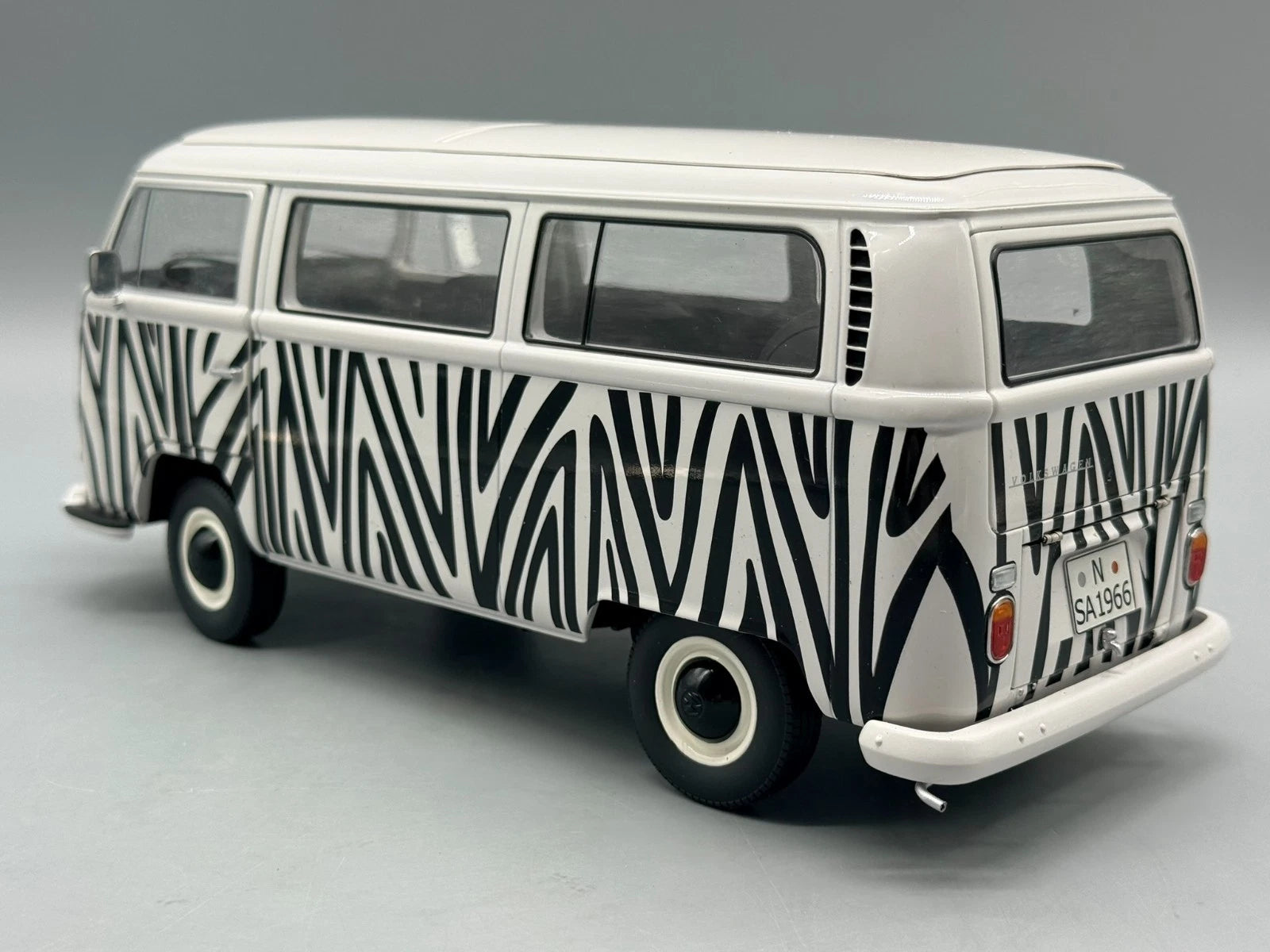 Modellautos 1:18 Schuco VW T2a Bus Safari in OVP