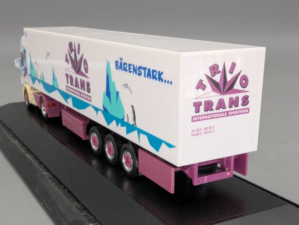 Lkw Modell 1:87 Herpa Scania Kühlkoffersattelzug Trio Trans mit Vitrine