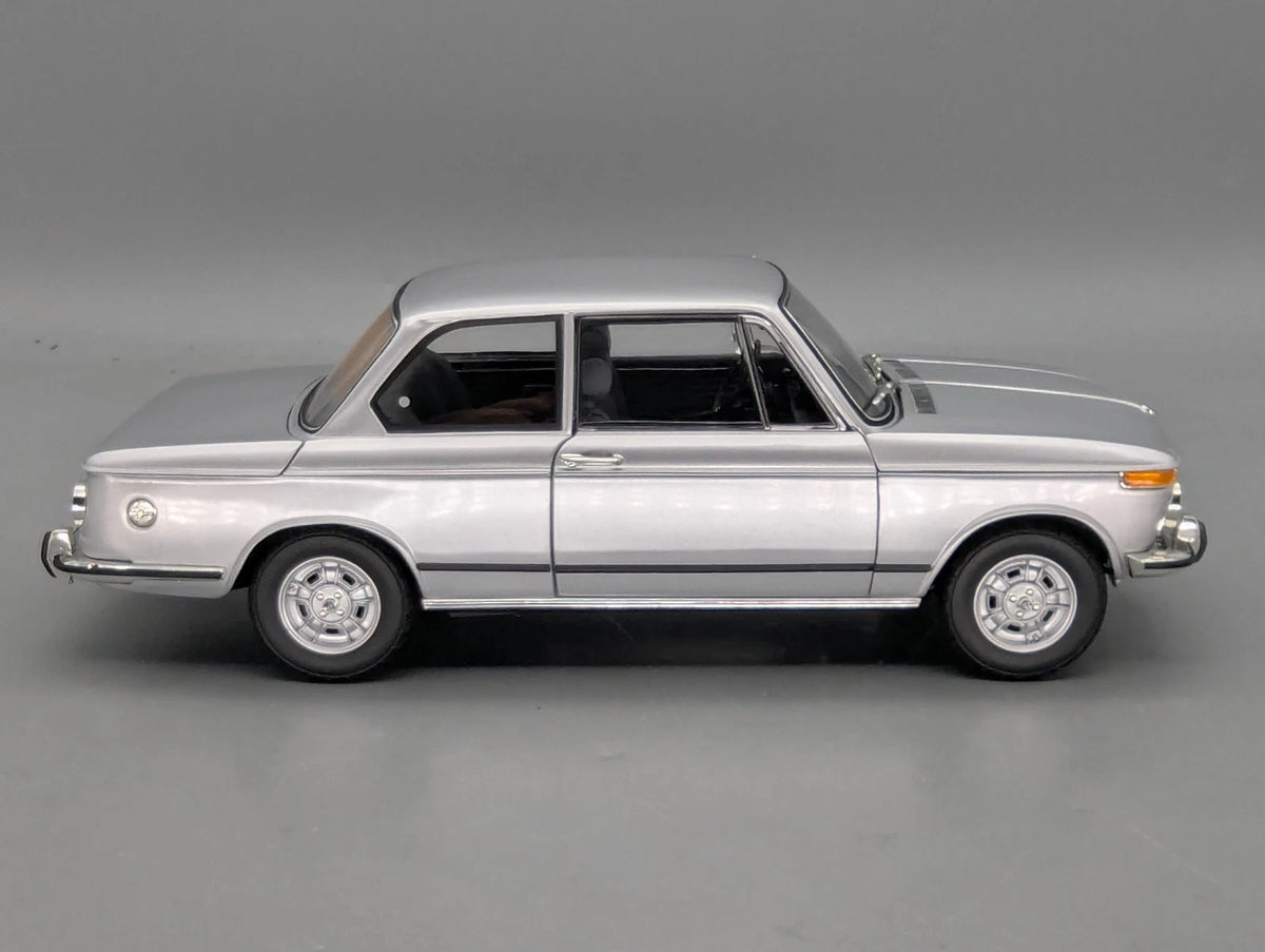 Modellautos 1:18 Kyosho BMW 2002 tii Silber mit OVP