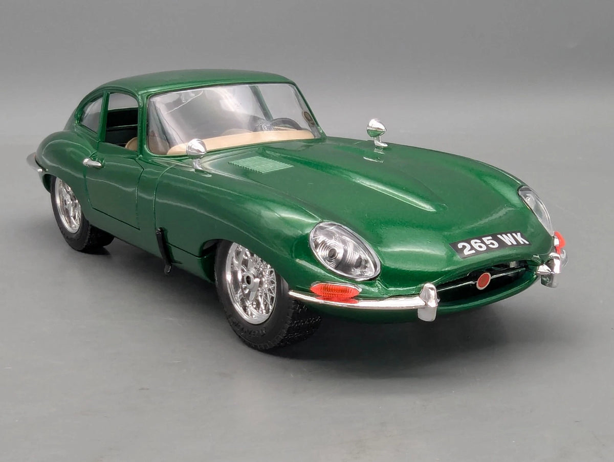 Modellautos 1:18 Bburago Jaguar E 1961 Metallic Grün mit Vitrine