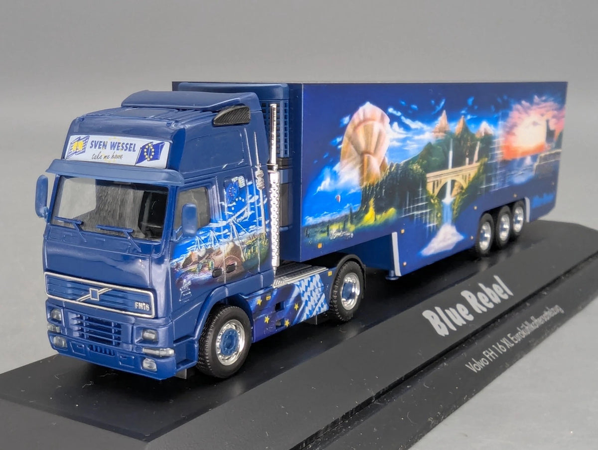 Lkw Modell 1:87 Herpa Volvo FH 16 XL Euro-KK-SZ Blue Rebel mit Vitrine