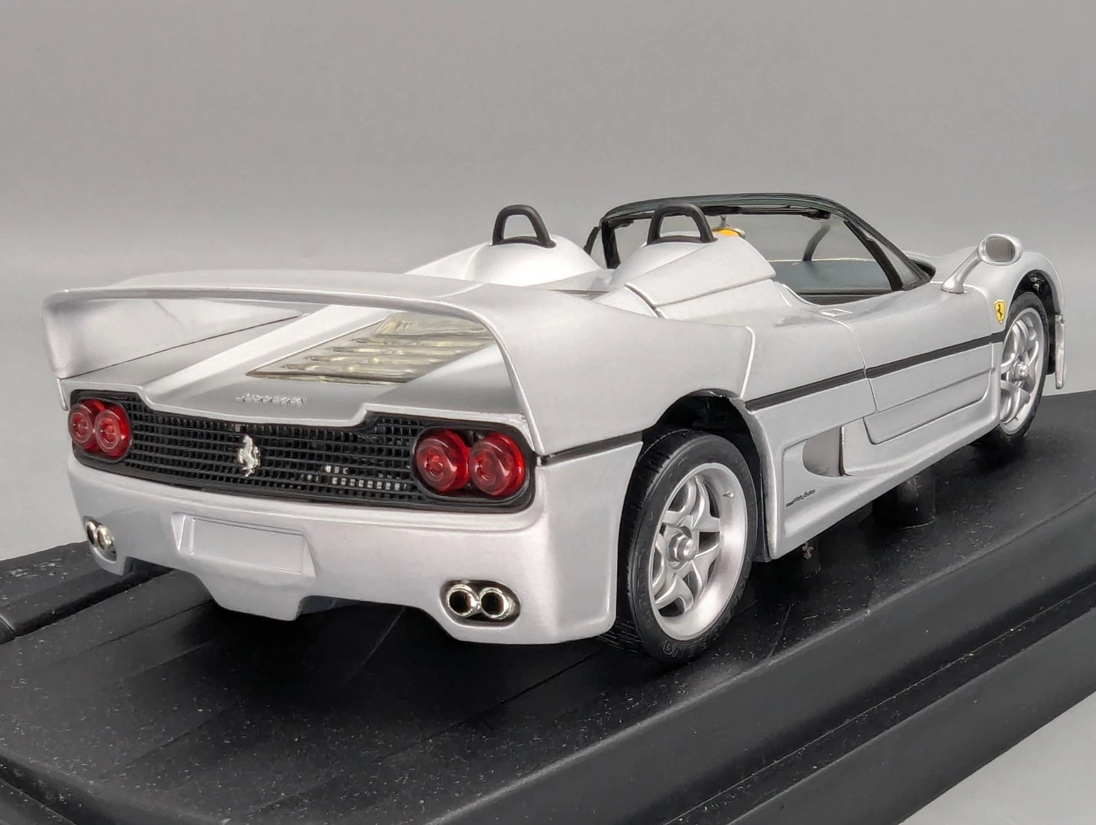 Modellautos 1:18 Hot Wheels Ferrari F50 Spider Silber mit OVP