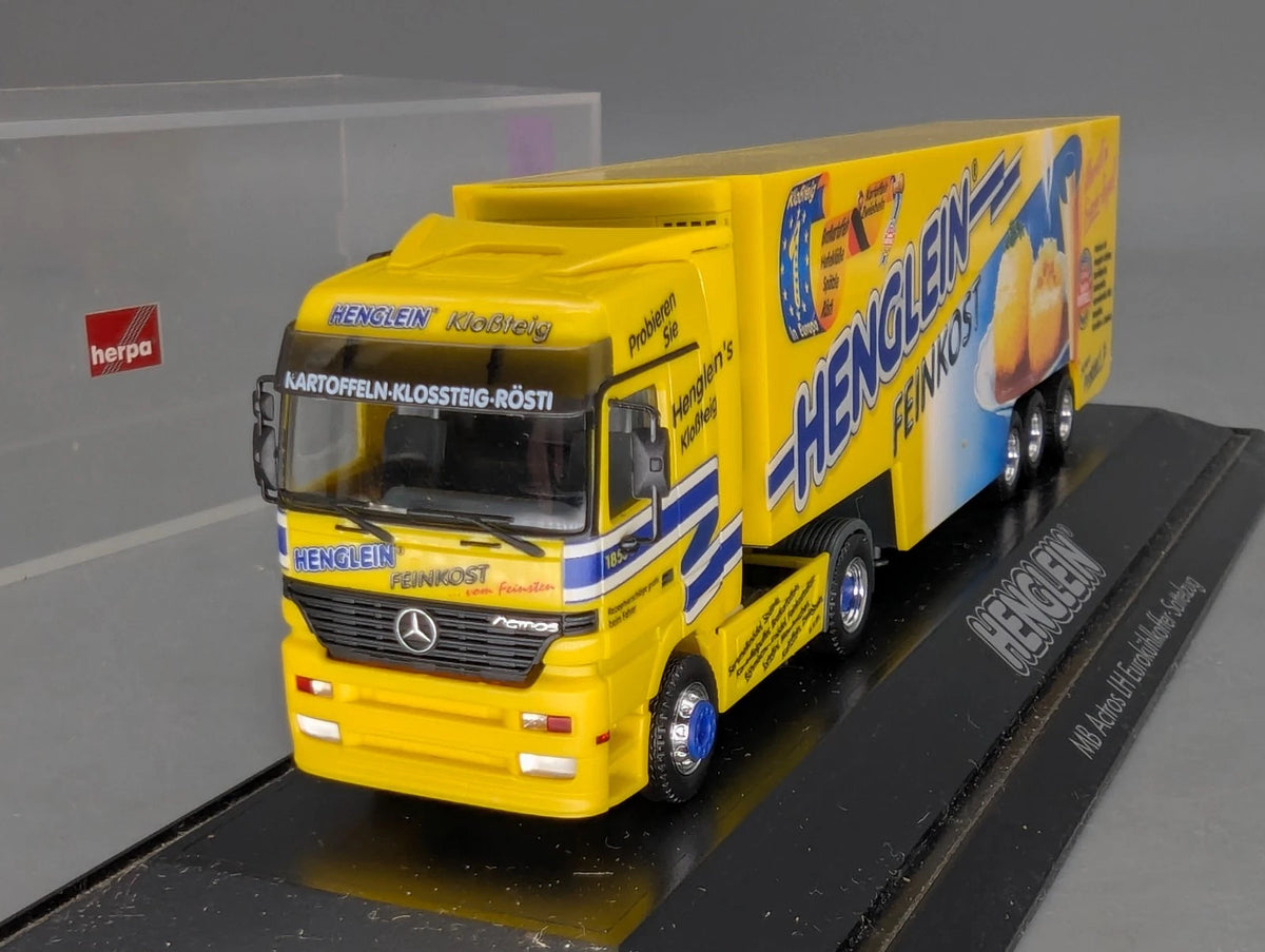 Lkw Modell 1:87 Herpa Mercedes Benz Actros Euro-KK-SZ Henglein mit Vitrine