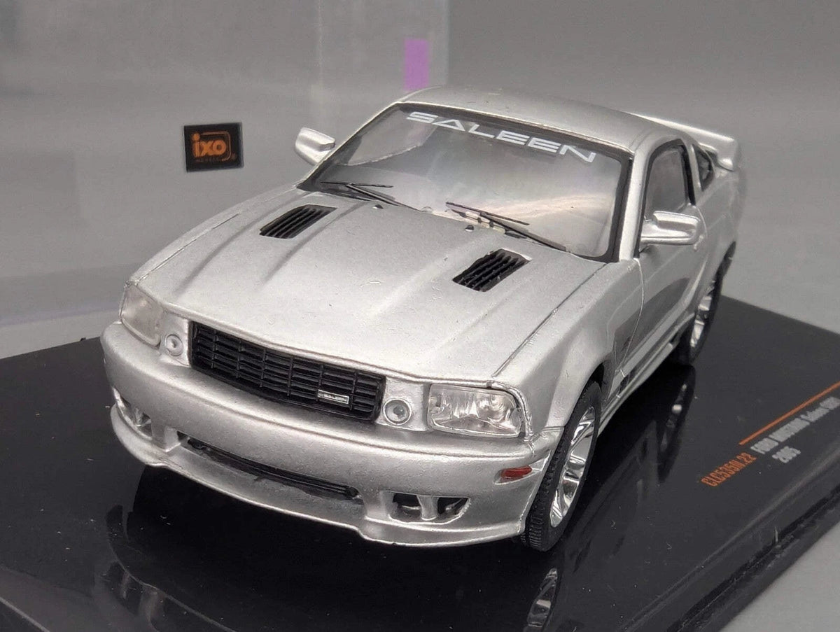 Modellautos 1:43 Ixo Ford Mustang Saleen S281 2005 mit Vitrine