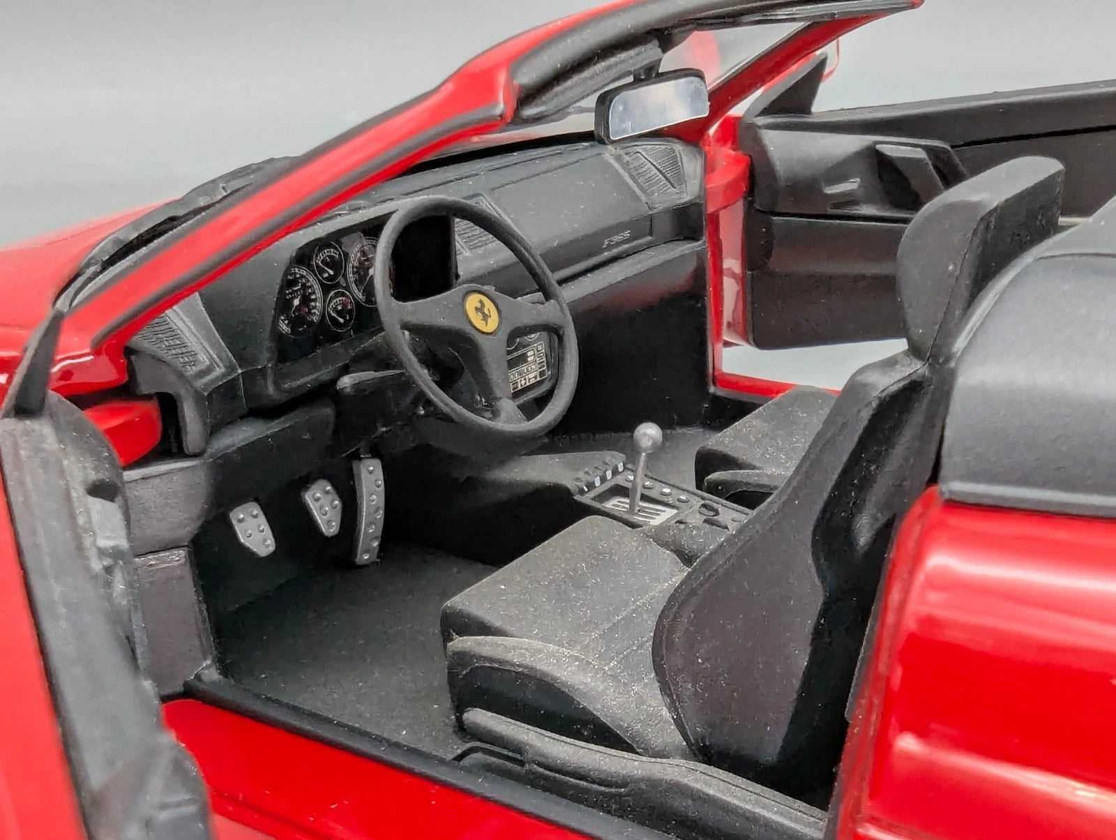 Modellautos 1:18 UT Models Ferrari F355 Spider 1994 Rot mit OVP