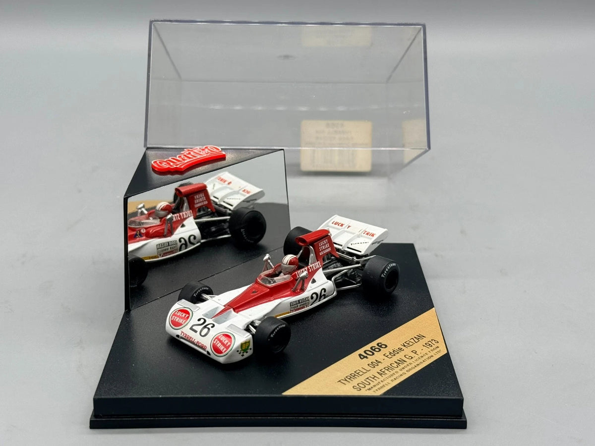 Modellautos 1:43 Quartzo Tyrrell 004 Eddie Keizan GP 1973 #26 + Vitrine