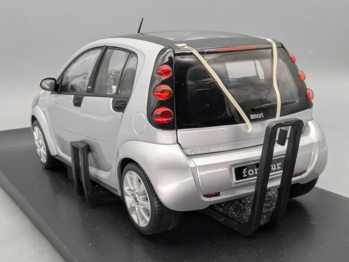 Modellautos 1:18 Kyosho Smart Forfour Starlight Silver mit Dealer OVP